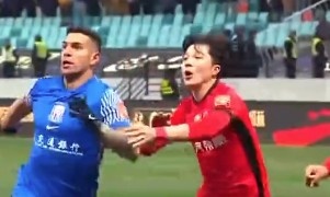  記者談海港后衛(wèi)明天：從津門虎到海港環(huán)境變了，他需主動去適應(yīng)
