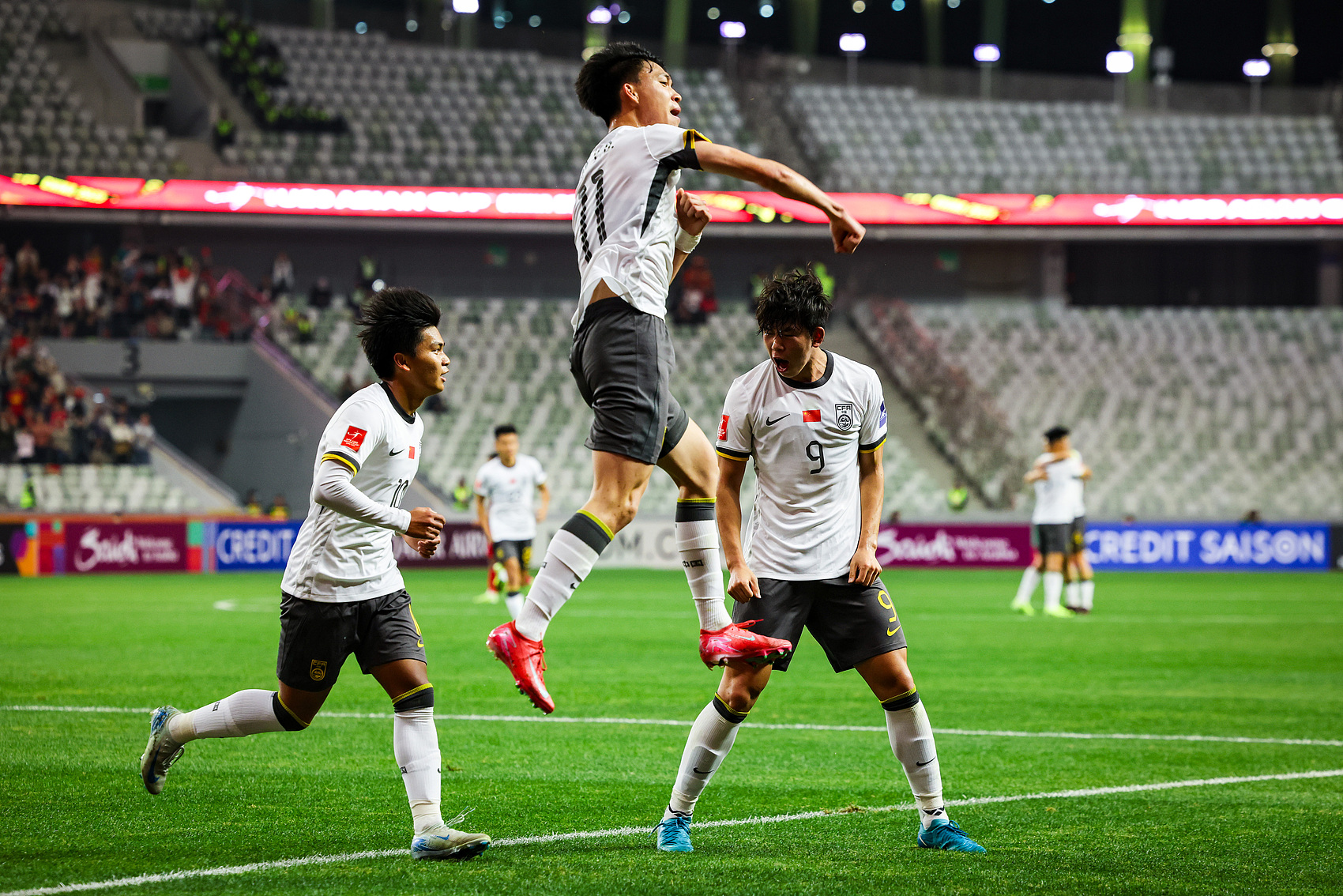  全面壓制！國青半場控球率高達(dá)7成，射門比9-3，造對(duì)方3張黃牌