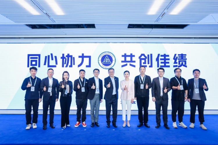  足球報(bào)：10家企業(yè)捧場(chǎng)新賽季出征儀式，深圳新鵬城進(jìn)一步做強(qiáng)做優(yōu)