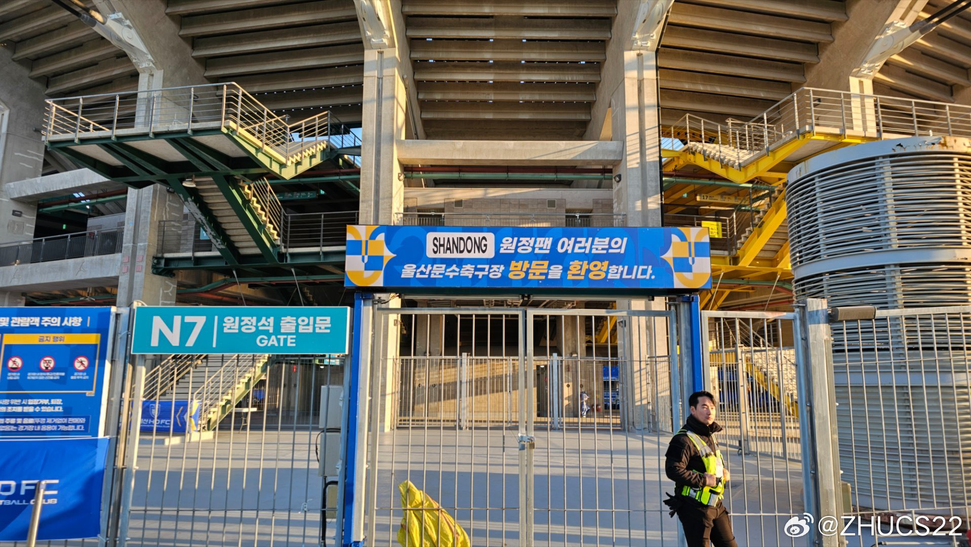  博主：蔚山現(xiàn)場工作人員、轉(zhuǎn)播車、安保在準備撤場，場外一片安靜