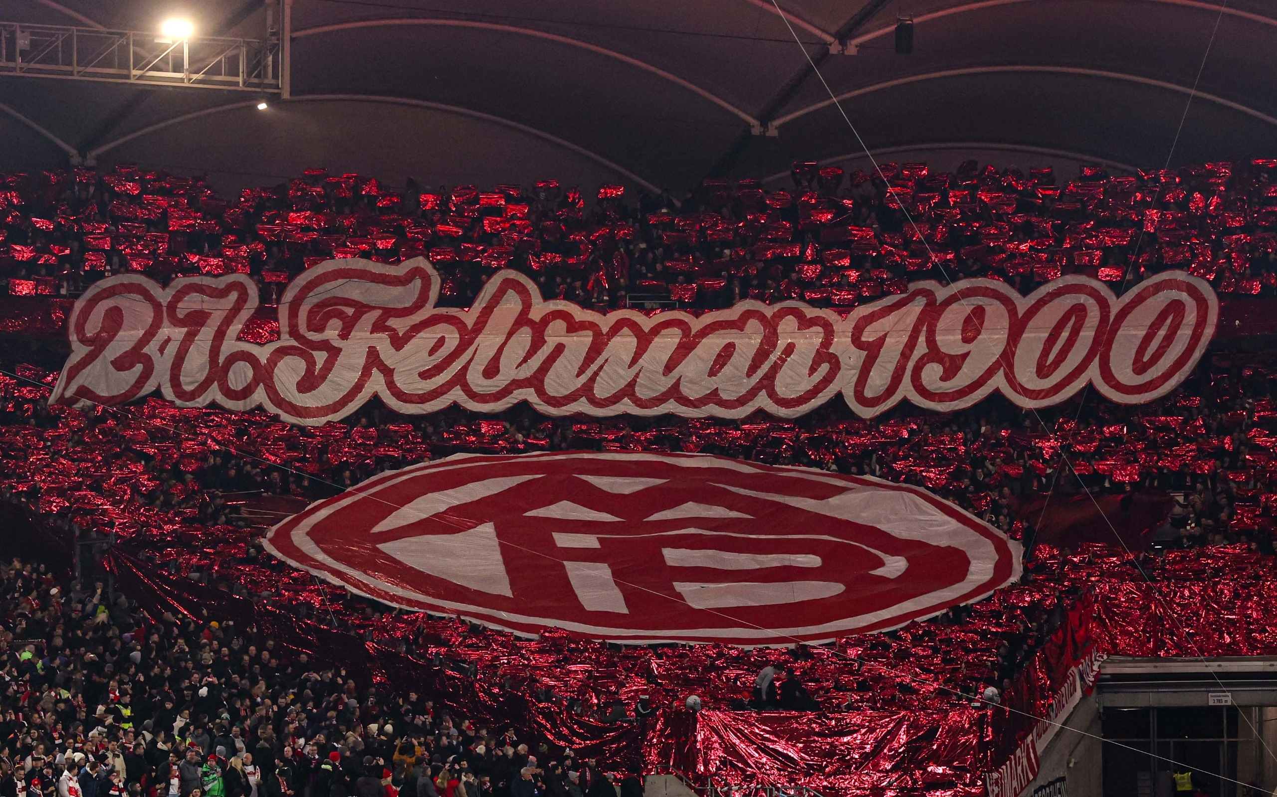  拜仁球迷在看臺(tái)展示TIFO，慶祝俱樂部成立125周年