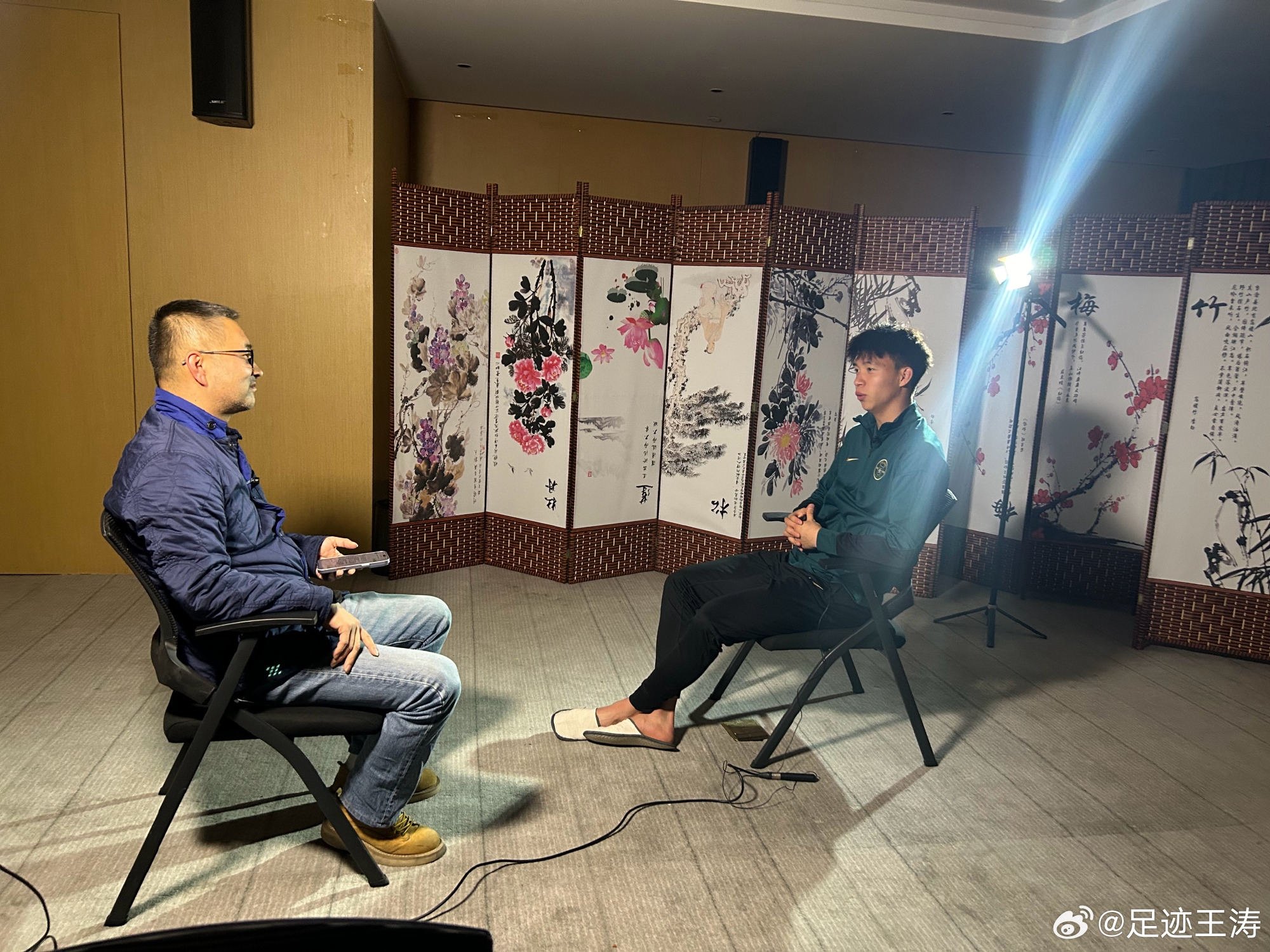  記者：王鈺棟視韋世豪為偶像&想加他微信，現(xiàn)進(jìn)了國(guó)足不知加到?jīng)]
