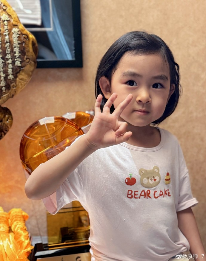  三分大賽三冠王！原帥曬三冠獎(jiǎng)杯：完成了女兒給安排的任務(wù)！
