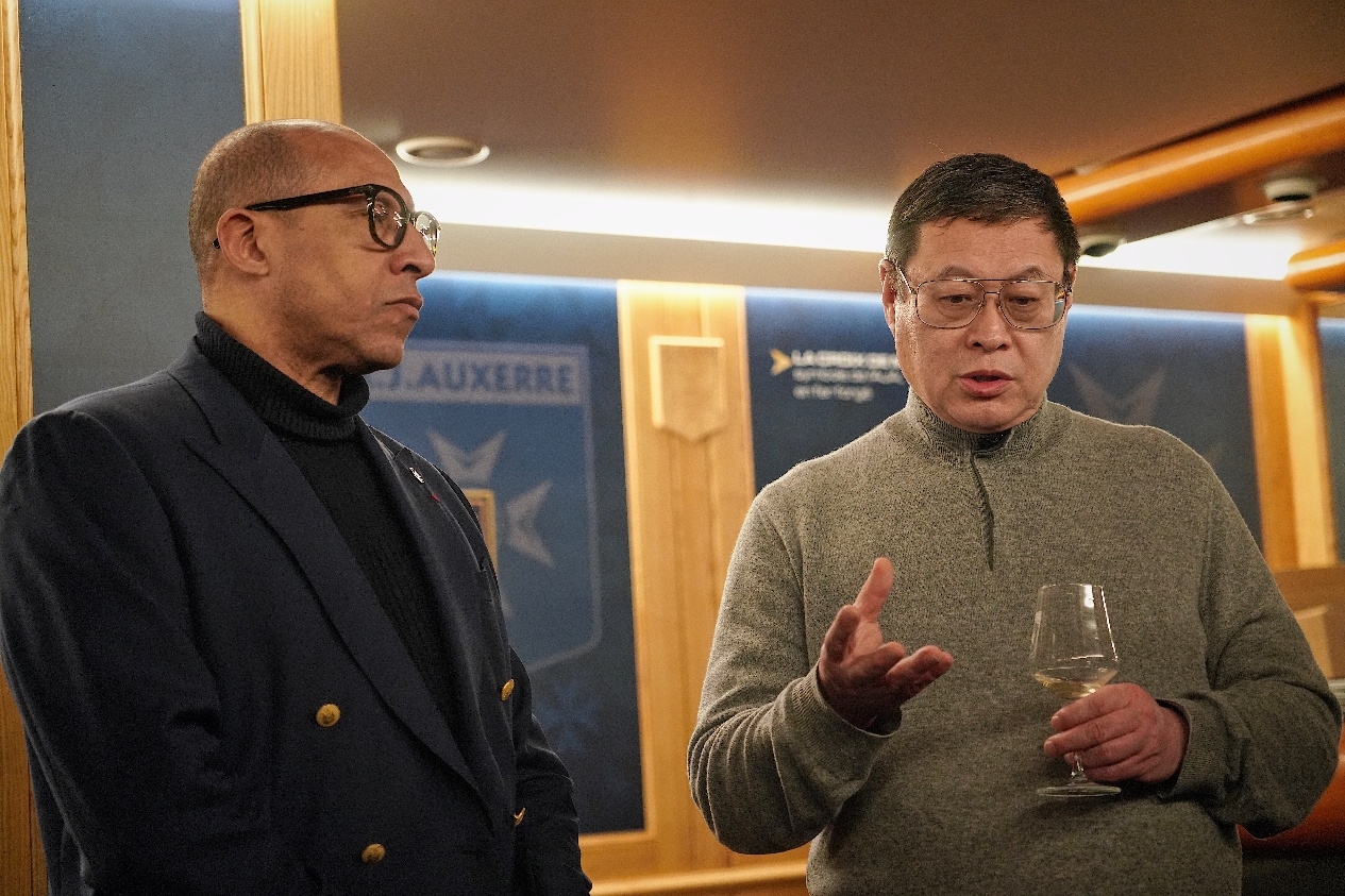  法國(guó)足協(xié)主席迪亞洛做客歐塞爾，并與董事會(huì)主席周云杰會(huì)晤