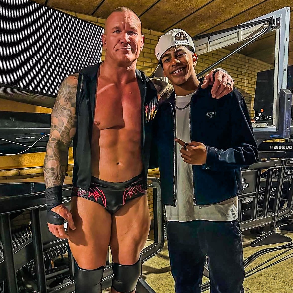  小心RKO！亞馬爾現(xiàn)場觀戰(zhàn)WWE，和奧爾頓、Triple H等合影