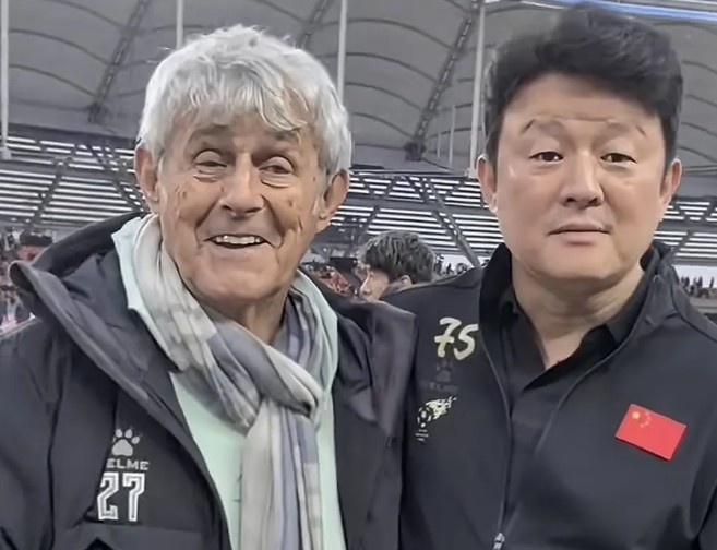  有點(diǎn)像？米盧差點(diǎn)將青島籍演員張磊誤認(rèn)為是孫繼海