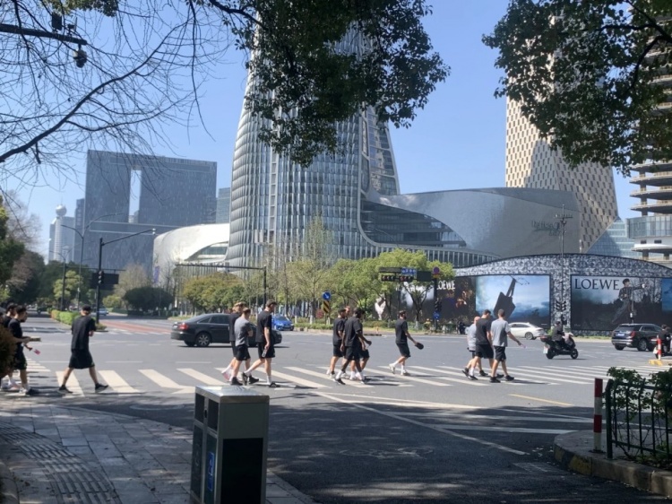  心態(tài)放松，有網(wǎng)友拍到澳大利亞隊(duì)早上在萬象城citywalk